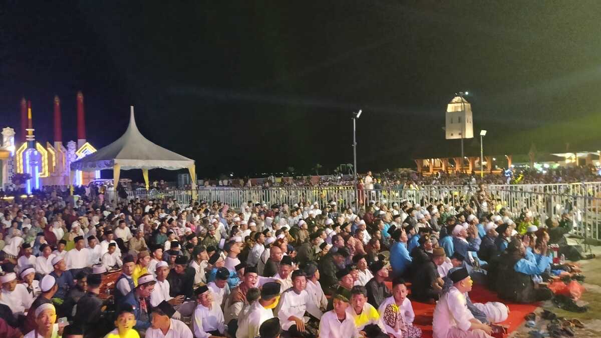 Ribuan warga menghadiri tabligh akbar dan halal bihalal dengan penceramah Habib Syech Bin Abdul Qodir Assegaf di Panggung Putri Kemuning, Coastal Area, Tanjung Balai Karimun, Kabupaten Karimun, Kepulauan Riau, Jumat (17/5/2024) malam. (jurnalterkini.id/edy kencana)