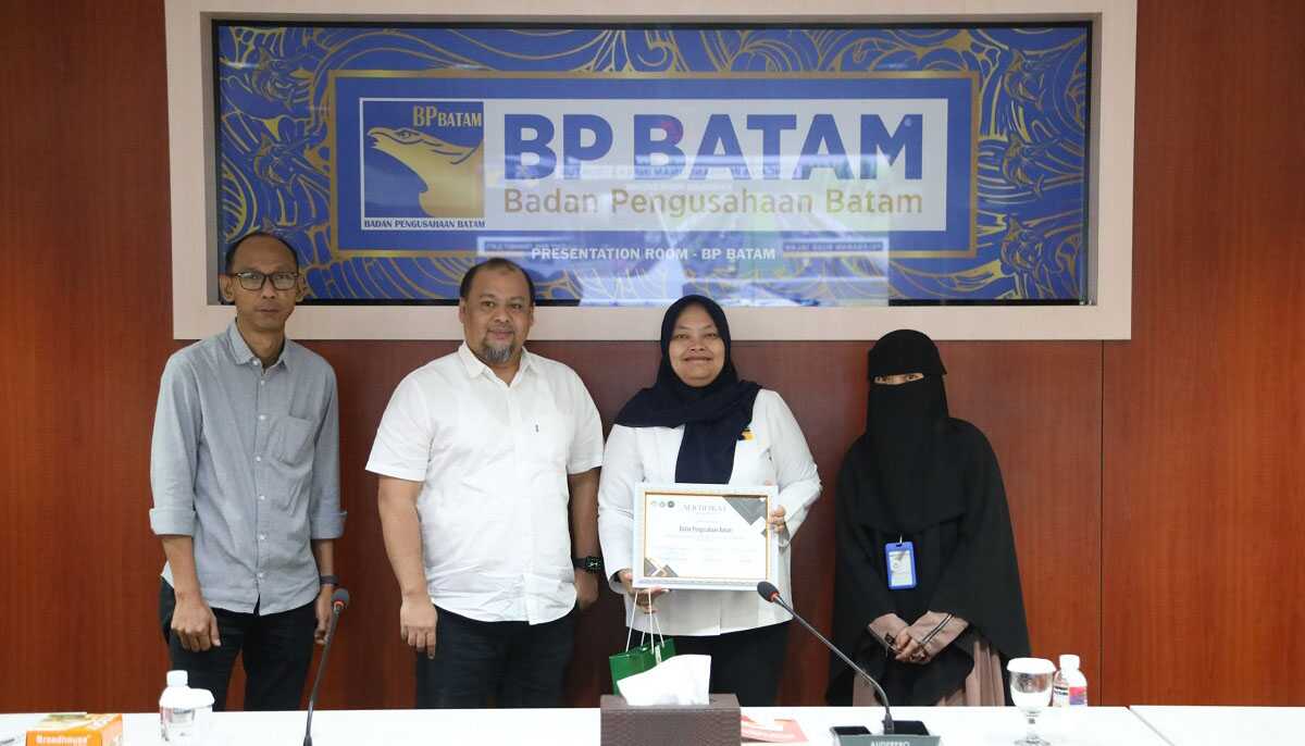 Tim Ekskul Jurnalistik SMA IT yang didampingi Ustadzah Nabila (2 kanan) diterima Kepala Bagian Hubungan Masyarakat, Sazani (2 kiri) dengan menggelar pertemuan di Marketing Center pada (27/5/2024). (foto: Humas BP Batam)