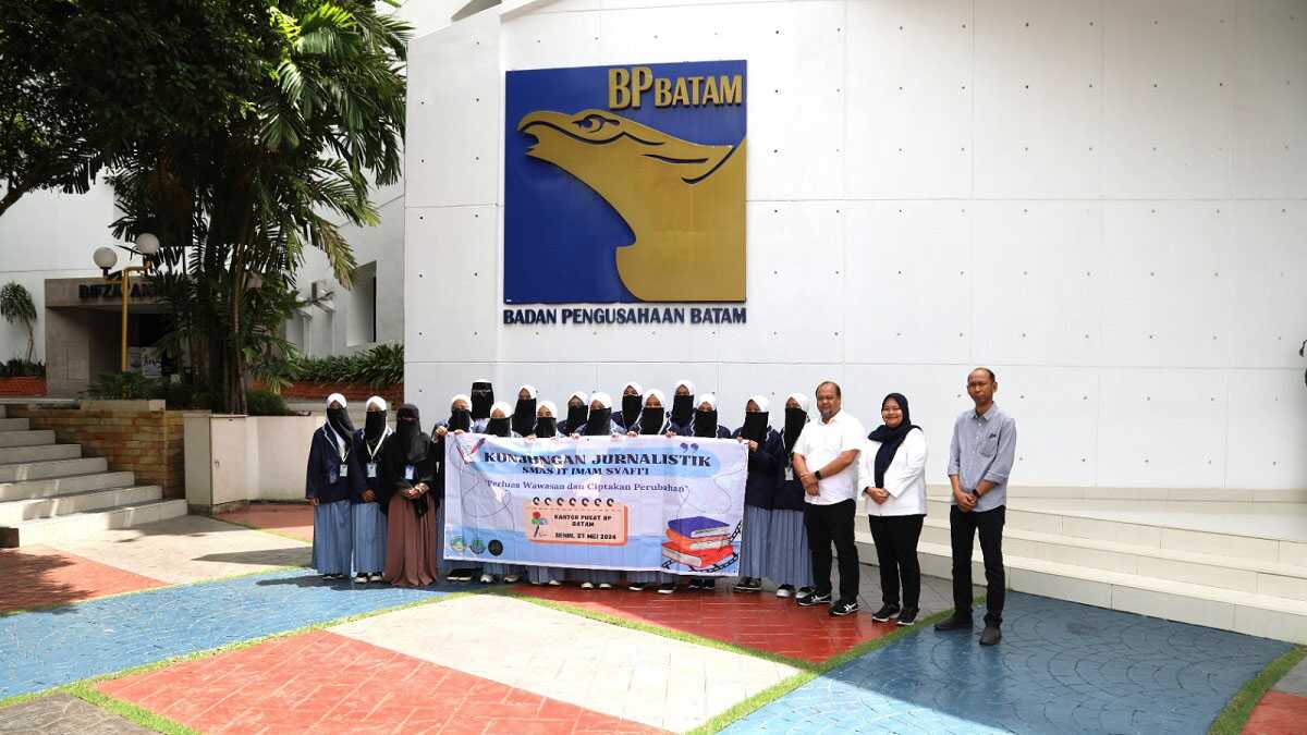 Tim Ekskul Jurnalistik SMA IT yang didampingi Ustadzah Nabila (2 kanan) berfoto bersama Kepala Bagian Hubungan Masyarakat BP Batam, Sazani dan jajaran usai pertemuan di Marketing Center pada (27/5/2024). (foto: Humas BP Batam)