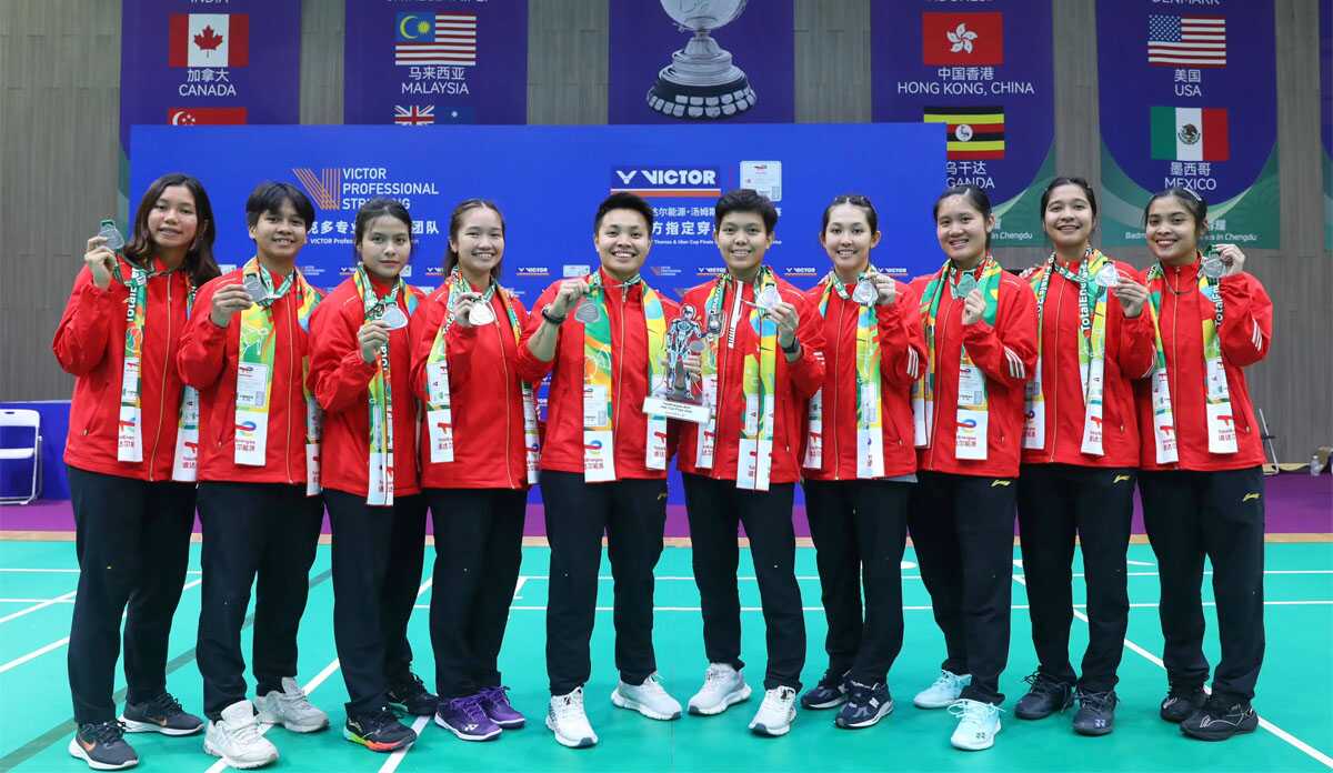 Tim bulutangkis putri Indonesia berpose usai meraih perak sebagai runner Piala Uber 2024 di Chengdu, Tiongkok, Minggu (5/5/2024). (foto: pbsi)