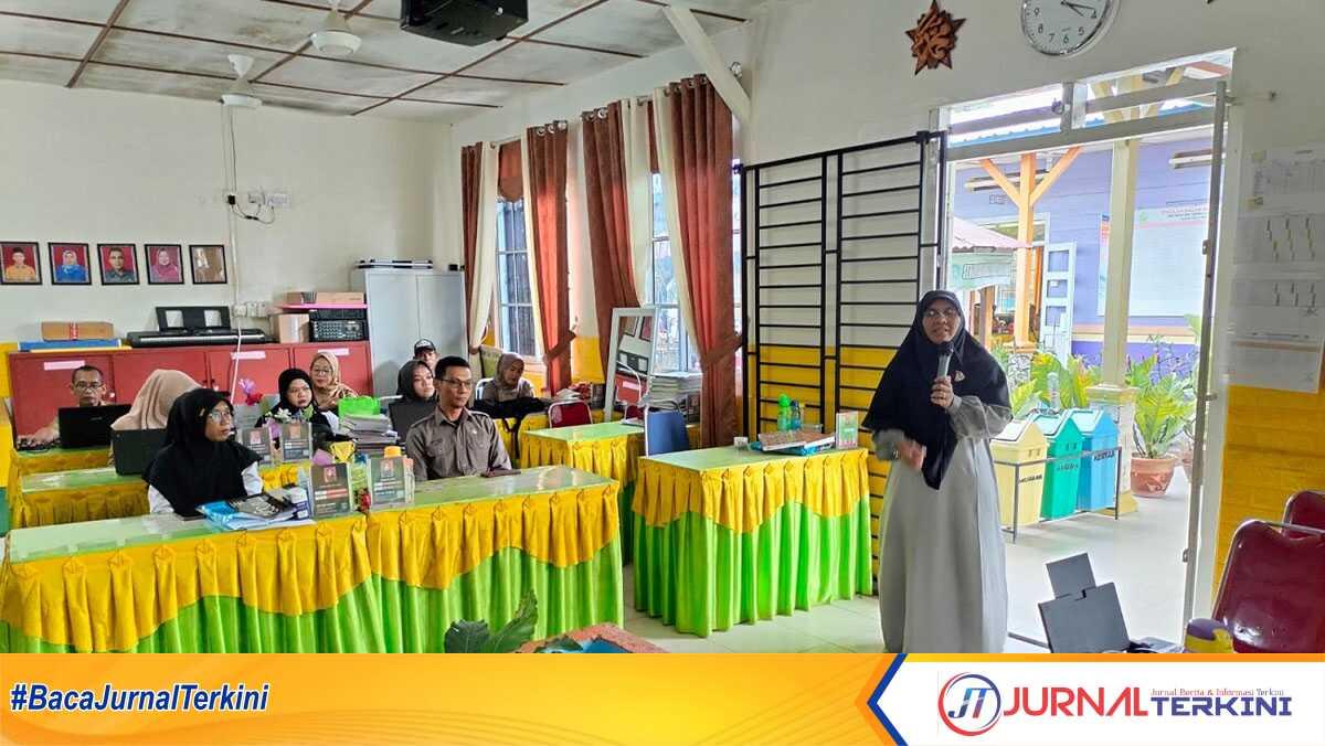 tim penilaian sekolah ramah anak sdn 03 tebing Tim dari Dinas PP, PA, PP dan KB Kepri saat meninjau SDN03 Tebing, salah satu sekolah yang masuk dalam standarisasi Sekolah Ramah Anak dari Kementerian PP dan PA RI, (foto: Dinas PP, PA, PP dan KB Karimun)