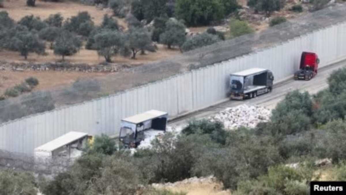 truk bantuan ke Gaza Truk-truk yang membawa bantuan ke Gaza terhenti setelah dirusak oleh para pemukim Israel dekat pos pemeriksaan tak jauh dari Hebron di Tepi Barat yang diduduki Israel, Selasa, 14 Mei 2024. (Foto: Mussa Qawasma/Reuters)