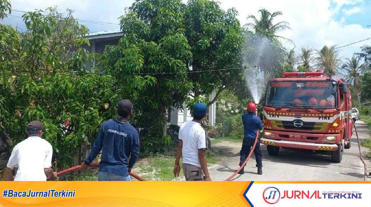 ulat bulu serang kebun di tebing karimun Mobil damkar dikerahkan untuk menyemprotikan cairan insektisida untuk membasmi hama ulat bulu api yang menyerang perkebunan dan rumah di Desa Pongkar, Kecamatan Tebing, Kabupaten Karimun, Senin (27/5/2024). (jurnalterkini.id/jansen)