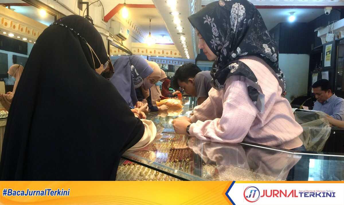 Lebaran Usai, Warga Karimun ramai-ramai jual emas. Beberapa warga menjual emasnya di Toko Dayat, Tanjung Balai Karimun, Selasa (30/4/2024). (jurnalterkini.id/yogi)