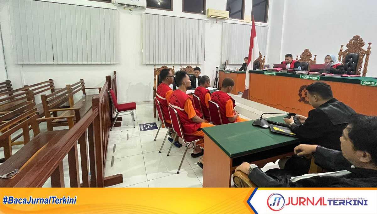 vonis anak wakil bupati karimun Putra Wakil Bupati Dedi Andriadi dan kawan-kawan mendengarkan amar putusan majelis hakim dalam persidangan di Pengadilan Negeri Tanjung Balai Karimun, Senin (29/4/2024). (jurnalterkini.id/jansen)