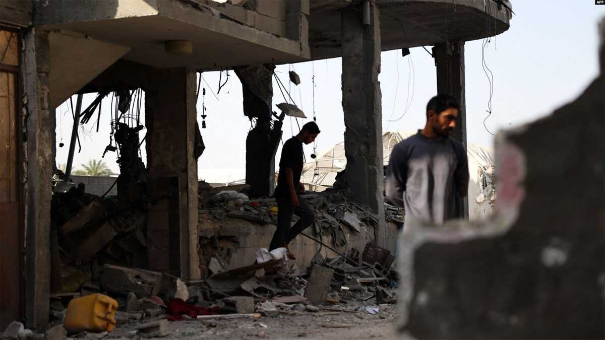 Warga Palestina memeriksa kerusakan pasca pengeboman Israel di Rafah di Jalur Gaza selatan pada 3 Mei 2024, di tengah konflik yang sedang berlangsung antara Israel dan Hamas. (Foto: AFP)