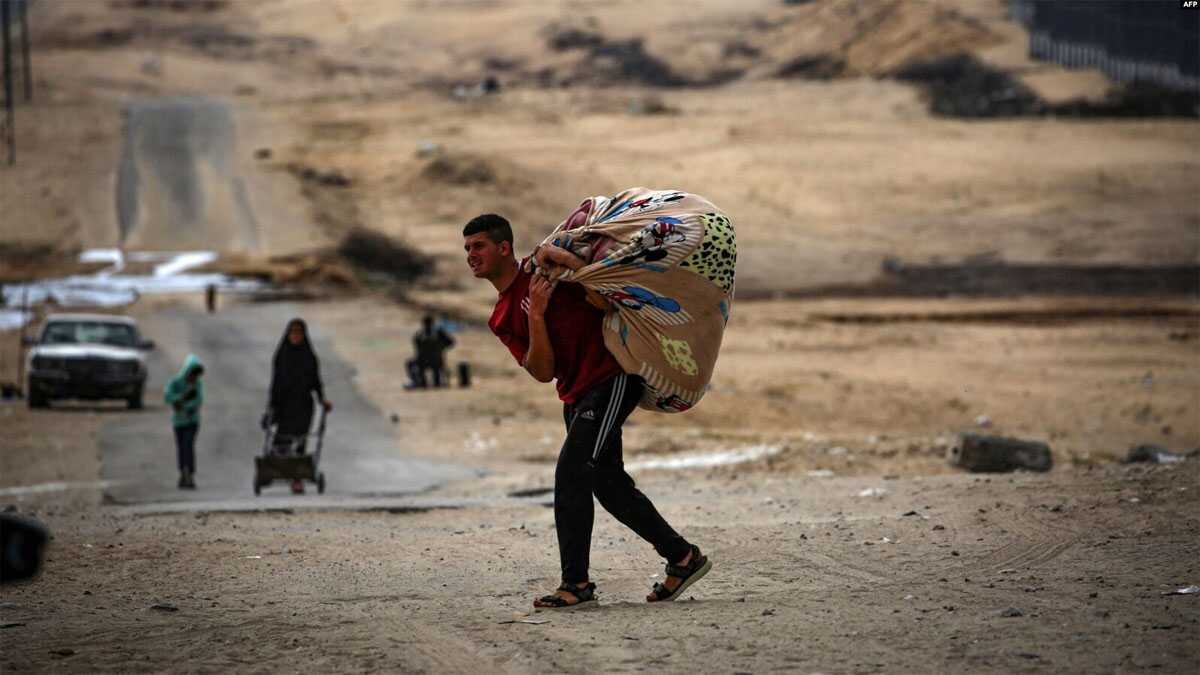 warga palestina menginggalkan rafah Warga Palestina membawa barang-barang mereka saat bersiap meninggalkan Rafah di Jalur Gaza selatan pada 13 Mei 2024. (Foto: AFP)