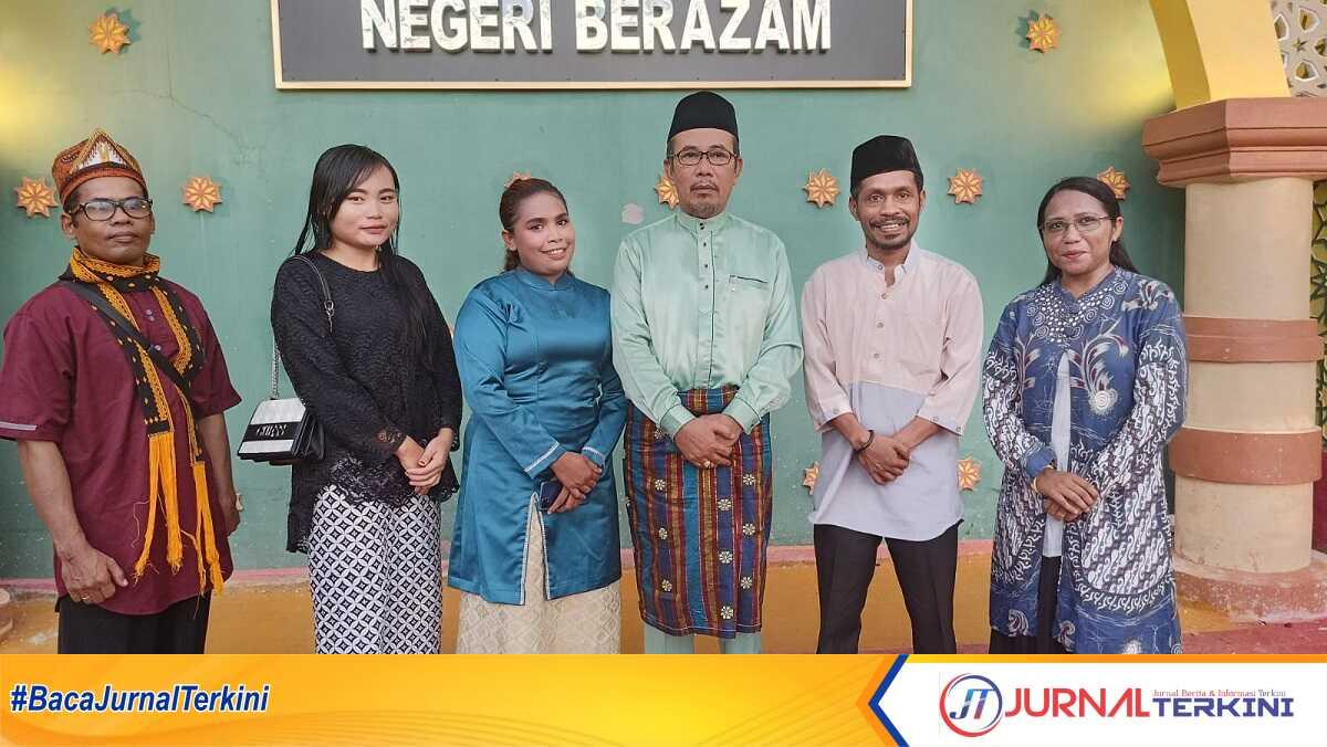Ketua DPRD Karimun M Yusuf Sirat (3 kanan) berpose bersama sejumlah tokoh usai menghadiri syukuran dan peringatan Hari Penadbiran Karimun ke-196 di rumah dinas Bupati Karimun, Rabu 1 Mei 2024. (jurnalterkini.id/edy)