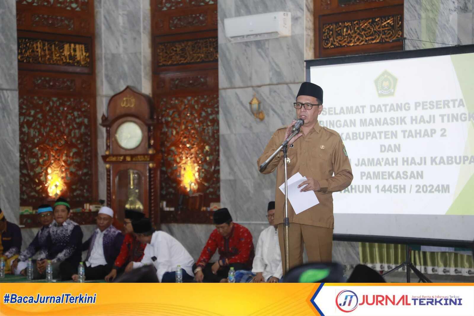 IMG-20240603-WA0207 Pj Bupati Pamekasan saat memberikan sambutan pelepasan calon jamaah haji di Masjid Agung As-Syuhada' Pamekasan, Senin, 3/6/24 (jurnalterkini.id/fiki)