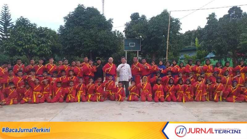 IMG-20240616-WA0020 Bakal calon Wali Kota Lubuklinggau, H. Rachmat Hidayat atau akrab disapa Yoppy Karim berpose bersama kader Tapak Suci Putera Muhammadiyah usai Ujian Kenaikan Tingkat (UKT) sekaligus pelantikan kader Tapak Suci di Pondok Pesantren (Ponpes) Al-Haadi, tepatnya di Jalan Padat Karya Kelurahan Kayu Ara, Minggu (16/6/2024). (jurnalterkini.id/alam budi kesuma)