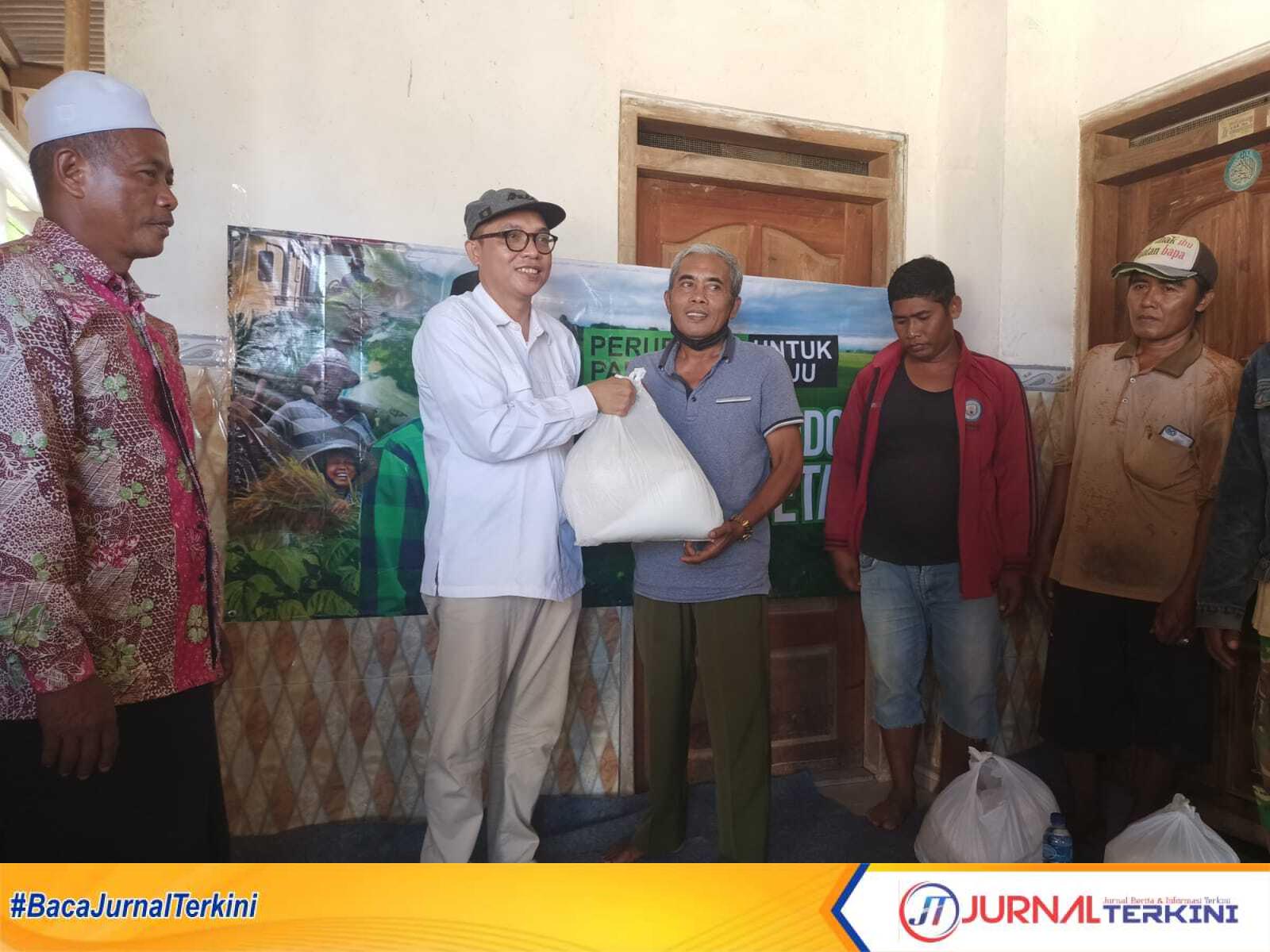 IMG-20240625-WA0135 Achmad Baidowi saat memberikan bantuan pupuk gratis di Pamekasan. jurnalterkini.id/fiki