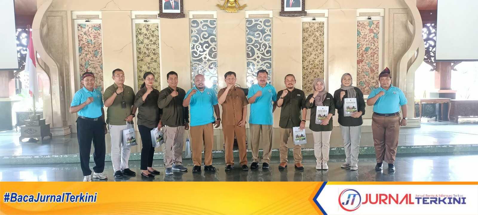 IMG20240603095127 Momen foto bersama Kadisporapar, Camat Kota Pamekasan, Camat Palengaan, Asisten Pemerintahan dan Dewan Juri Fact Finding Seleksi Pemuda Pelopor Provinsi Jawa Timur di Pendopo Ronggosukowati Pamekasan. (jurnalterkini.id/fiki)