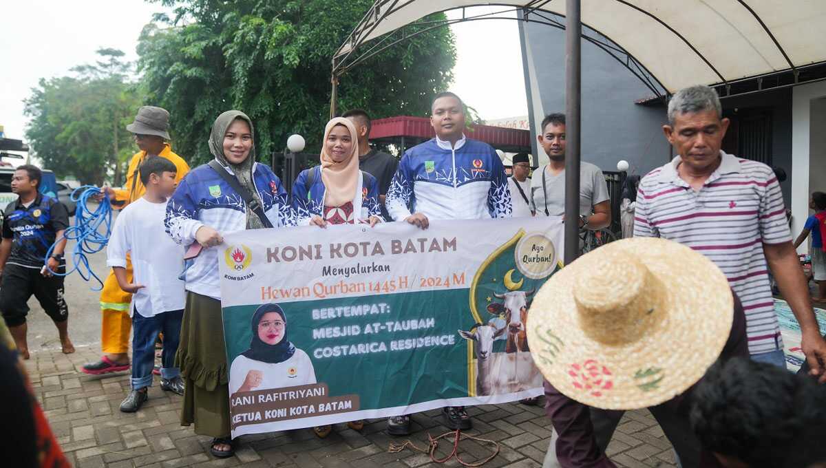KONI Batam menyerahkan dua ekor sapi kurban untuk disembelih di Masjid At-Taubah, Costarica Residence, Batam, Senin (17/6/2024). (foto: KONI Batam)