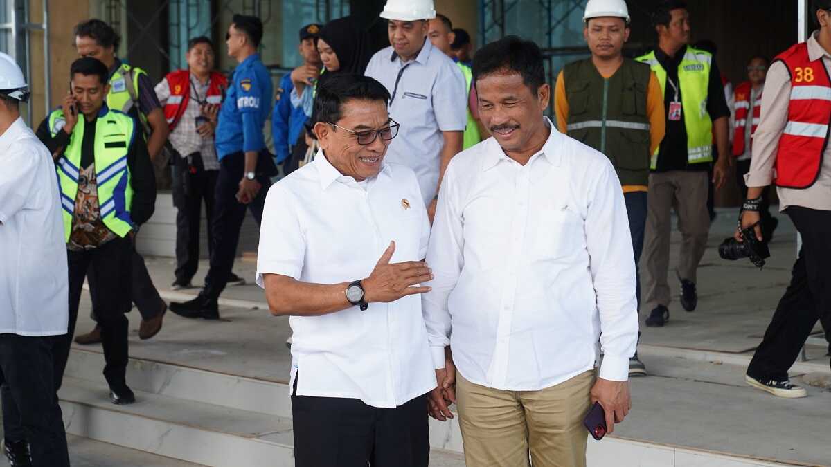Kepala BP Batam/Wali Kota Batam Muhammad Rudi berbincang dengan Kepala Staf Kepresidenan Moeldoko di sela peninjauan pembangunan Terminal VVIP Bandara Hang Nadim, Kamis (27/6/2024. (foto: humas bp batam)