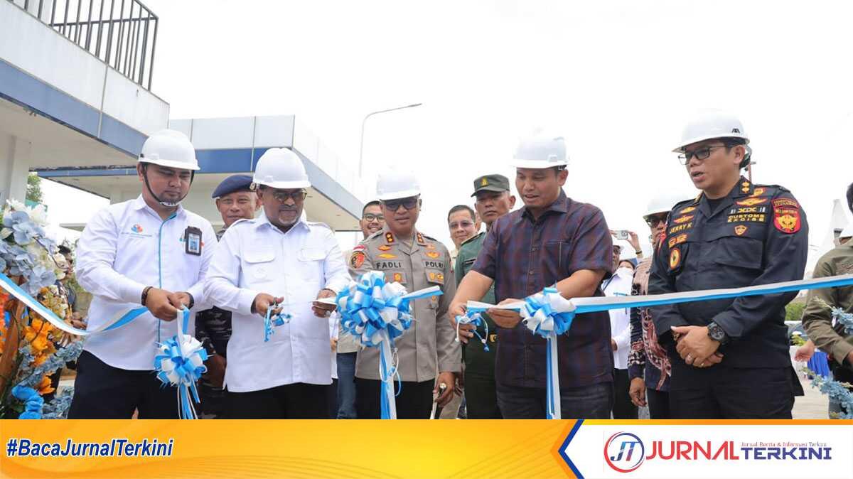Bupati Karimun Aunur Rafiq (2 kiri) Direktur PT Palugada Karimun Sejahtera (2 kanan) meresmikan SPBE di Sememal, Pasirpanjang, Meral Barat, Kamis (6/6/2024). (jurnalterkini.id/edy kencana)