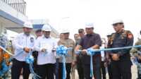 Bupati Karimun Aunur Rafiq (2 kiri) Direktur PT Palugada Karimun Sejahtera (2 kanan) meresmikan SPBE di Sememal, Pasirpanjang, Meral Barat, Kamis (6/6/2024). (jurnalterkini.id/edy kencana)