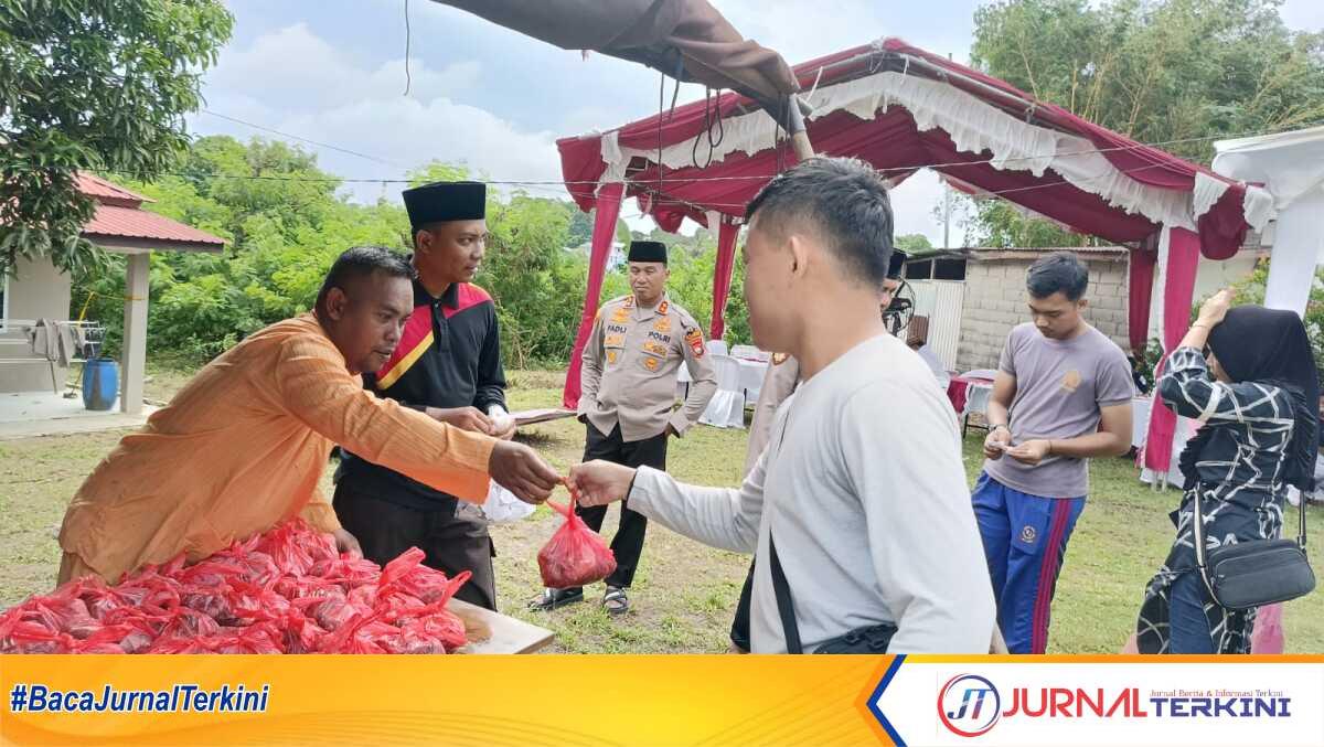 Polres Karimun berkurban Kapolres Karimun AKBP Fadli Agus (tengah, pakaian dinas) meninjau pembagian daging kurban usai penyembelihan pada Hari Raya Idul Adha di Asrama Polisi, Kapling, Tanjung Balai Karimun, Senin (17/6/2024). Polres Karimun potong 7 ekor sapi kurban. (jurnalterkini.id/edy kencana)