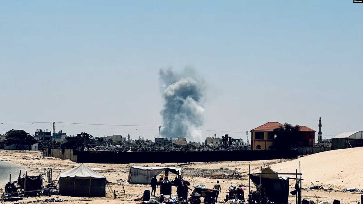Asap membubung menyusul serangan Israel di Rafah, selatan Jalur Gaza, di tengah konflik antara Zionis Israel dan kelompok Hamas Palestina, Senin, 3 Juni 2024. (Foto: Muath Al Hams/Reuters)