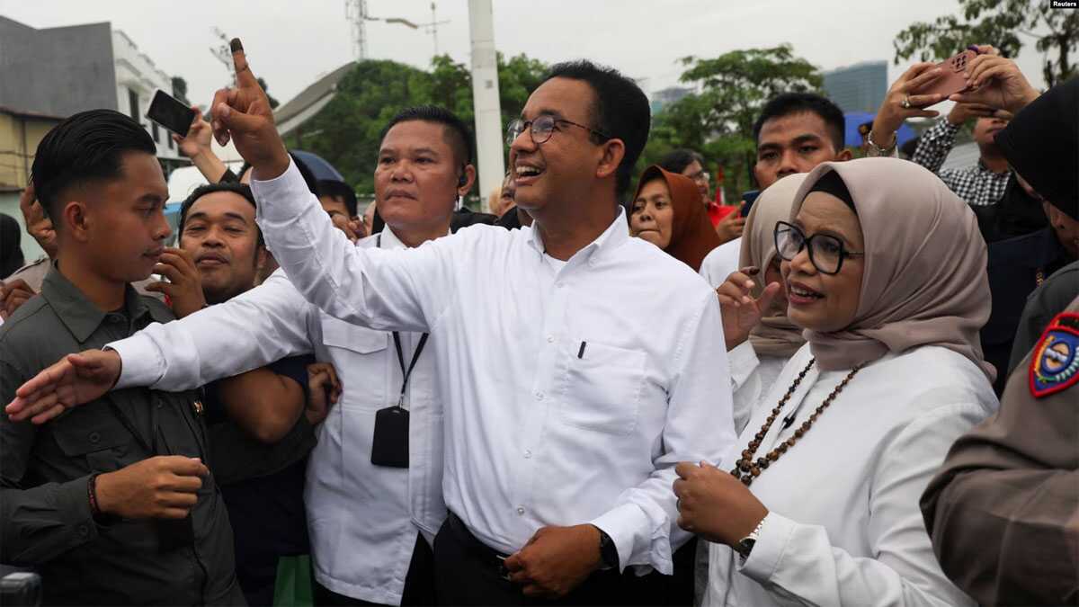 Anies Baswedan menunjukkan jari yang sudah dicelup tinta usai memberi suara dalam pemilihan presiden, di Jakarta, 14 Februari 2024. (Foto: Ajeng Dinar Ulfiana/Reuters)