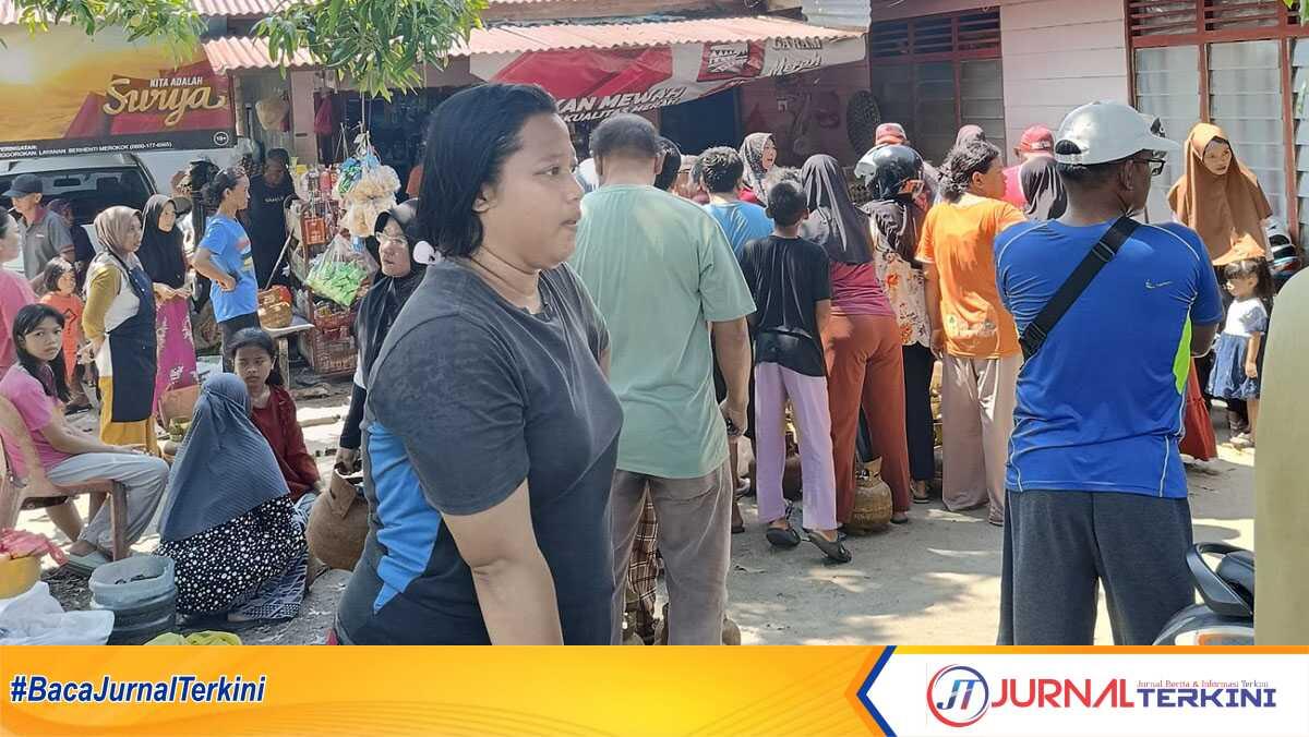 Warga antre mendapatkan gas elpiji 3 kg di salah satu pangkalan di Tanjung Balai Karimun, Jumat (14/6/2024). (jurnalterkini.id/yogi)
