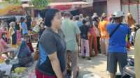 Warga antre mendapatkan gas elpiji 3 kg di salah satu pangkalan di Tanjung Balai Karimun, Jumat (14/6/2024). (jurnalterkini.id/yogi)