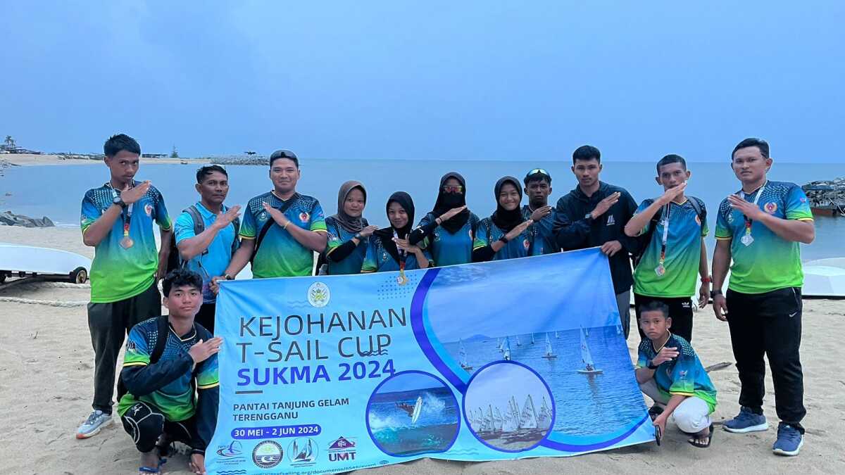 Kontingen olahraga layar Kota Batam berpose usai mengikuti ajang internasional T-Sail Event 2024 Trengganu Malaysia beberapa hari lalu. (foto: KONI Batam)