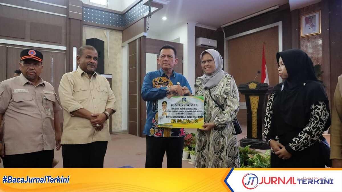 bantuan korban puting beliung-1 Gubernur Kepri Ansar Ahmad didampingi Bupati Karimun Aunur Rafiq (2 kiri) dan Kepala BPBD Kepri Muhammad Hasbi secara simbolis menyerahkan bantuan untuk korban bencana angin puting beliung di Gedung Nilam Sari, Kantor Bupati Karimun, Kamis (30/5/2024). (jurnalterkini.id/edy)