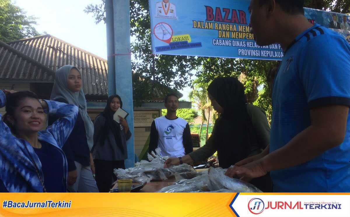 DKP Provinsi Kepri Cabang Karimun menggelar bazar ikan murah di halaman Kantor DKP Kepri Cabang Karimun, Kelurahan Tanjung Balai Kota, Kecamatan Karimun, Selasa (11/6/2024). (jurnalterkini.id/yogi)