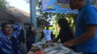 DKP Provinsi Kepri Cabang Karimun menggelar bazar ikan murah di halaman Kantor DKP Kepri Cabang Karimun, Kelurahan Tanjung Balai Kota, Kecamatan Karimun, Selasa (11/6/2024). (jurnalterkini.id/yogi)