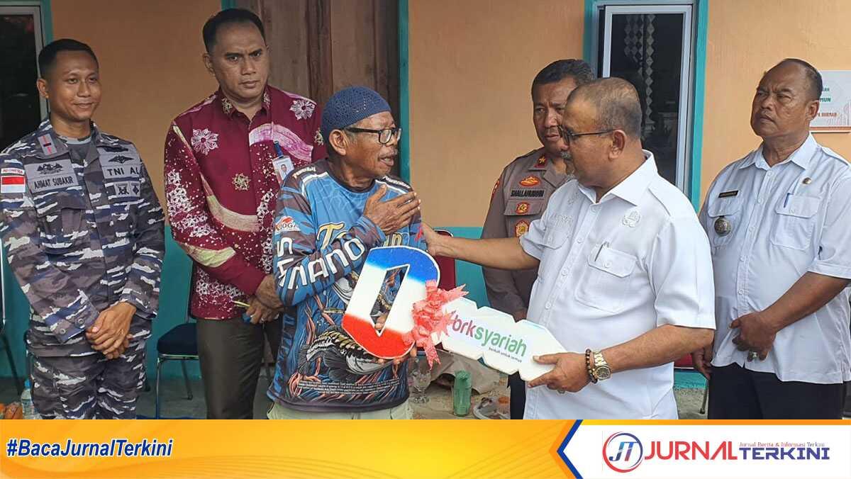 Bupati Karimun Aunur Rafiq secara simbolis menyerahkan kunci kepada Burman, pemilik rumah yang selesai direhab melalui program Bedah Rumah Bank Riau Kepri Syariah, di Sei Lakam, Kecamatan Karimun, Rabu (26/6/2024). (jurnalterkini.id/yogi)