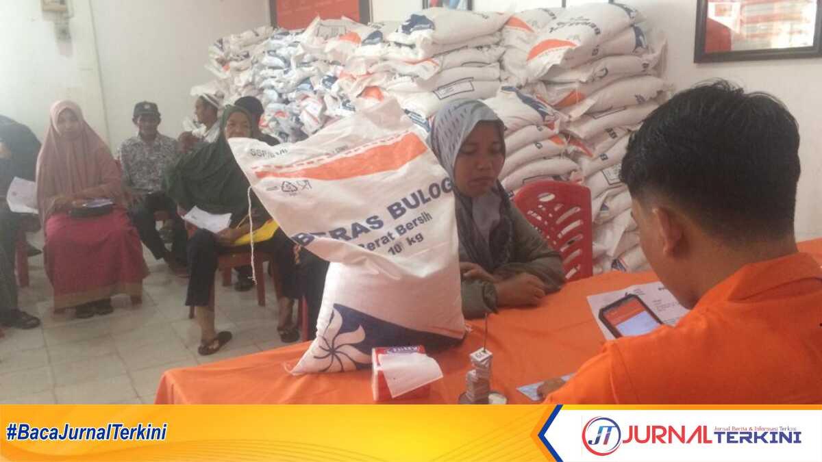 Warga antre mendapatkan beras bulog di Kantor Pos Tanjung Balai Karimun beberapa hari lalu. (jurnalterkini.id/yogi)
