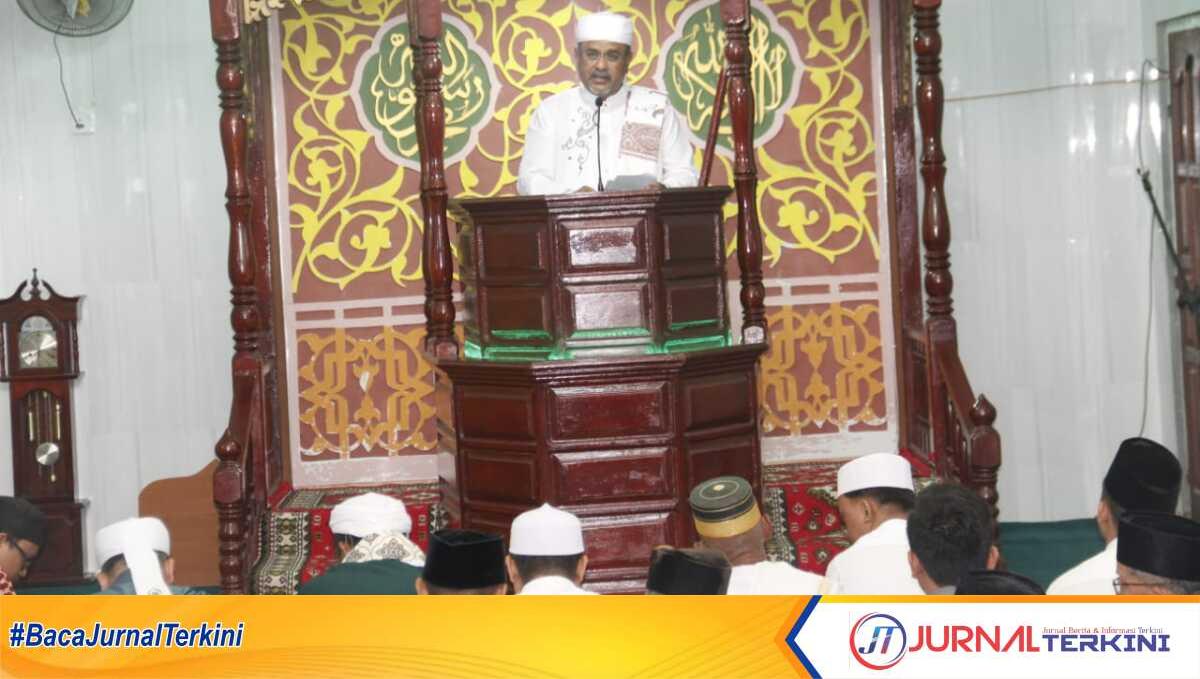 Bupati Karimun Aunur Rafiq jadi khatib shalat Idul Adha sekaligus sebagai khatib di Masjid Ibadurahman Kelurahan Sungai Lakam Barat, Kecamatan Karimun, Senin (17/06/2024). (jurnalterkini.id/edy kencana)