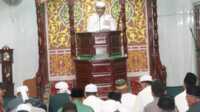 Bupati Karimun Aunur Rafiq jadi khatib shalat Idul Adha sekaligus sebagai khatib di Masjid Ibadurahman Kelurahan Sungai Lakam Barat, Kecamatan Karimun, Senin (17/06/2024). (jurnalterkini.id/edy kencana)