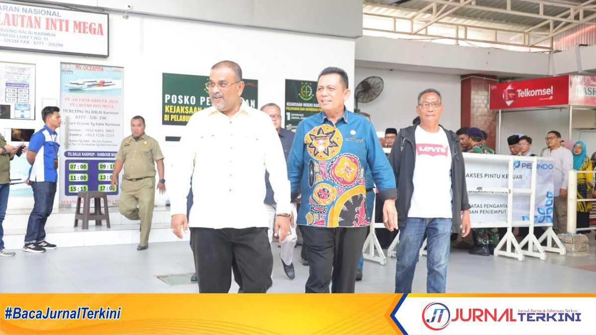 bupati karimun dan gubernur di pelabuhan karimun Gubernur Kepri Ansar Ahmad (kanan) bersama Bupati Karimun Aunur Rafiq meninjau pelabuhan domestik dan internasional Tanjung Balai Karimun usai menyerahkan bantuan kepada korban puting beliung, Kamis (30/5/2024). (jurnalterkini.id/edy kencana)