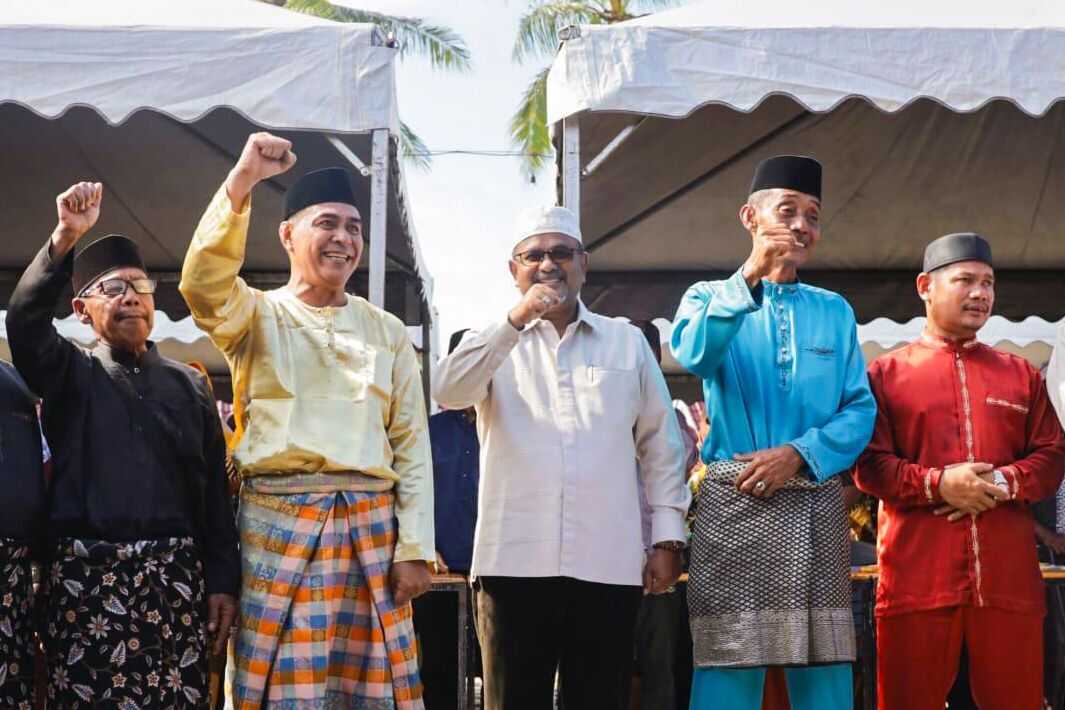 Bupati Karimun Aunur Rafiq (tengah) bersama perwakilan masyarakat Kecamatan Buru menerima dukungan sebagai wakil gubernur di Pantai Tanjung Ambat, Kecamatan Buru, Kabupaten Karimun, Kepulauan Riau, Jumat (28/6/2024). (foto: diskominfo)