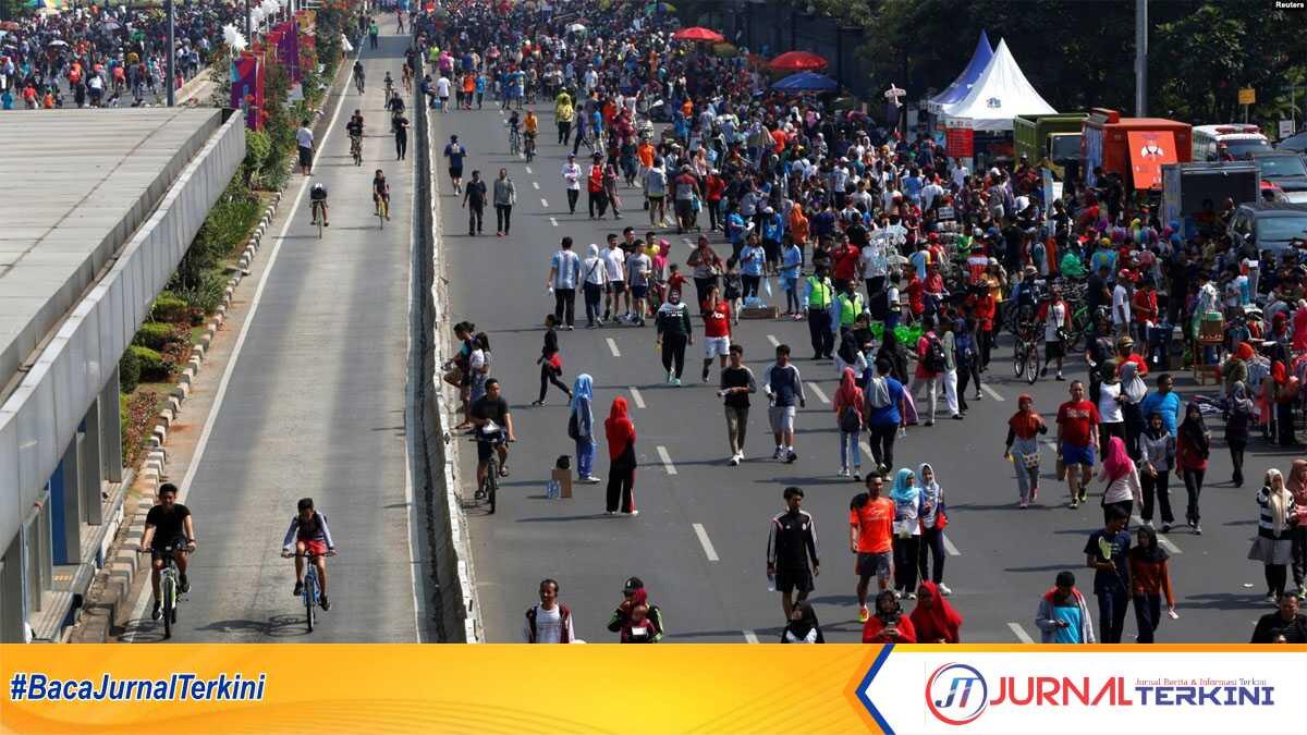 carr free day di jakarta Orang-orang berolahraga di jalan utama yang ditutup untuk lalu lintas pada hari bebas mobil (Car Free Day atau CFD) di Jakarta pada hari Minggu (foto: ilustrasi/Reuters).