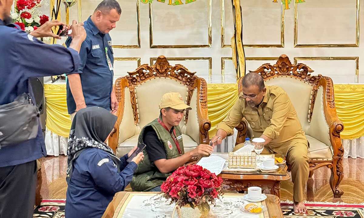 Petugas pantarlih melakukan coklit data pemilih atas nama Bupati Karimun Aunur Rafiq di rumah dinasnya, Tanjung Balai Karimun, Kamis (27/6/2024). (foto: KPU Karimun)