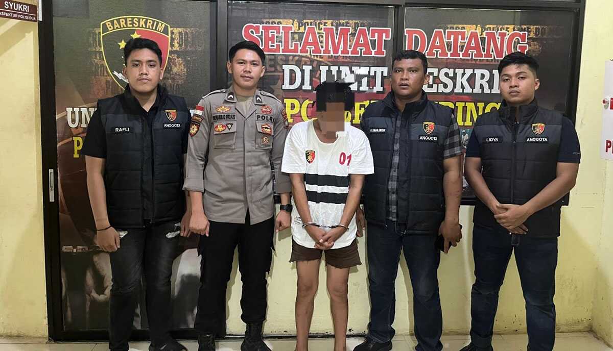 curat pakai mobil rental Tersangka curat pakai mobil rental, E setelah diamankan di Mapolsek Tebing, Kamis (13/6/2024). (foto: Polsek Tebing)