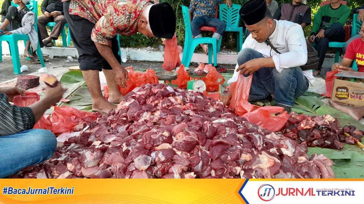 Ilustrasi: pemotongan daging kurban oleh Kerukunan Masyarakat Meranti Karimun pada 2023 lalu. (jurnalterkini.id/rusdi)