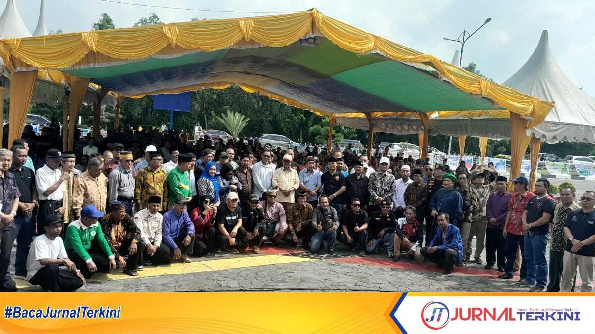 Aunur Rafiq (tengah, bertopi) berpose bersama pendukungnya usai deklarasi dukungan sebagai calon wakil gubernur di Panggung Putri Kemuning, Coastal Area, Tanjung Balai Karimun, Sabtu (15/6/2024) pagi. (jurnalterkini.id/yogi)
