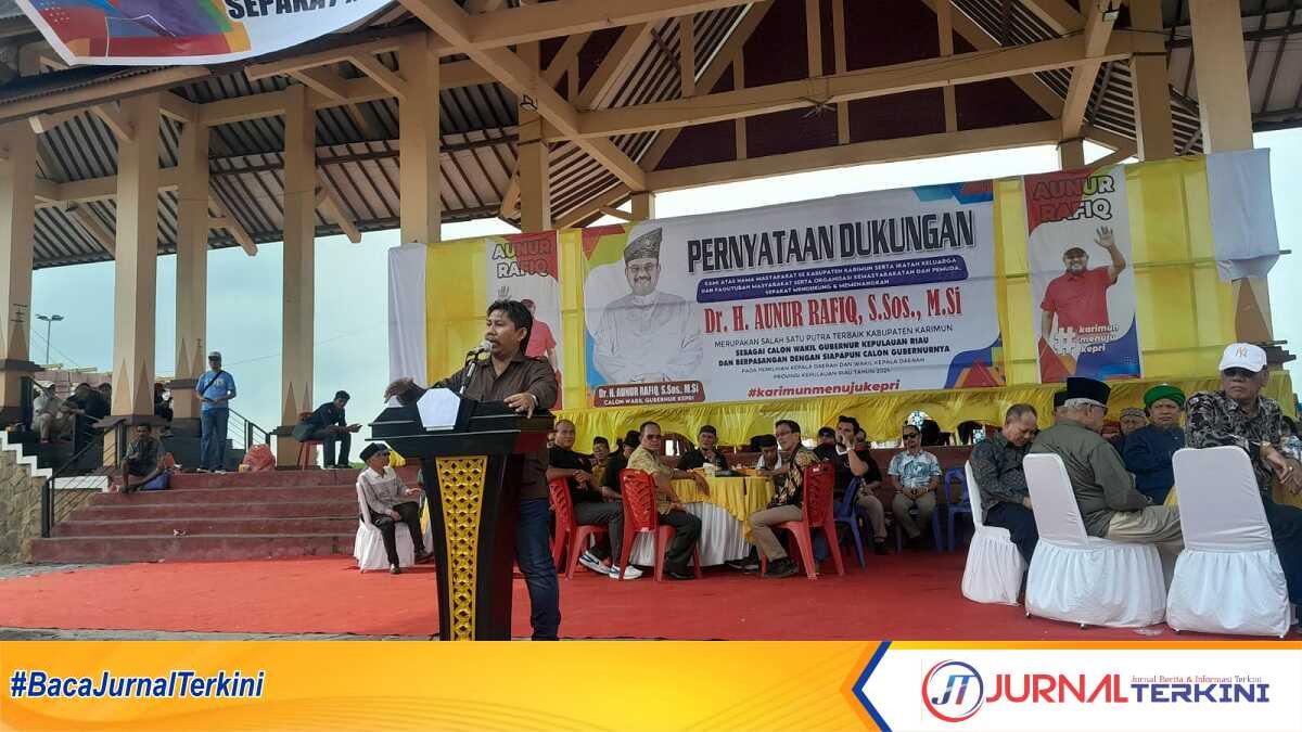 Tokoh masyarakat Rempang dan Galang Batam, Iswandi Muhammad Yakub alias Bang Long menyampaikan pernyataannya terkait dukungan untuk Aunur Rafiq sebagai calon wakil gubernur di Panggung Putri Kemuning, Coastal Area, Tanjung Balai Karimun, Sabtu (15/6/2024) pagi. (jurnalterkini.id/yogi)