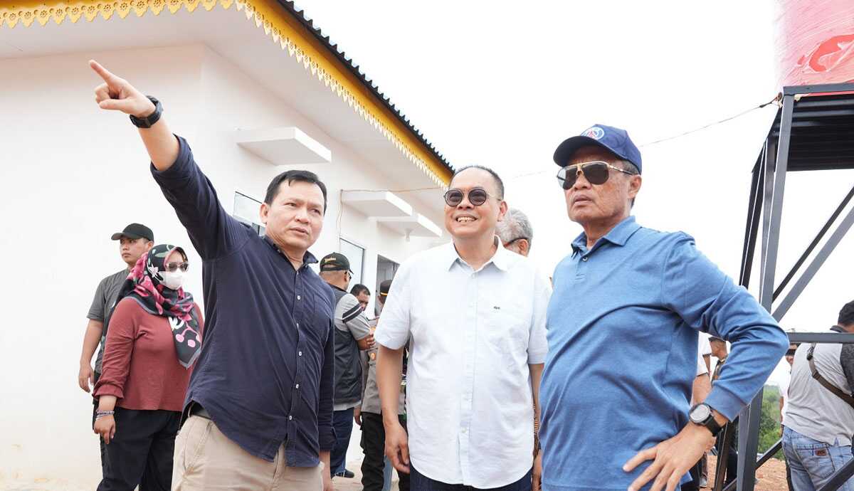 deputi kemenko polhukam tinjau rumah hunian rempang Deputi Bidang Koordinasi Hukum dan Hak Asasi Manusia Kemenko Polhukam, Sugeng Purnomo meninjau pembangunan hunian baru bagi masyarakat Rempak terdampak Rempang Eco City di Tanjung Banon, Minggu (9/6/2024). (foto: humas bp batam)