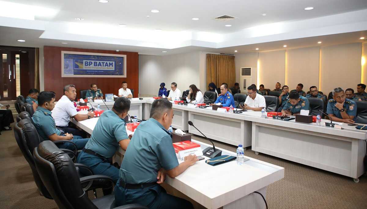 Perwira Pendidikan Regional (Dikreg) Sekolah Staf dan Komando Angkatan Laut (Seskoal) Angkatan Ke-62 TA. 2024 menggelar pertemuan dengan BP Batam tentang pembangunan di Kantor BP Batam, Selasa (25/6/2024). (foto: humasbpbatam)
