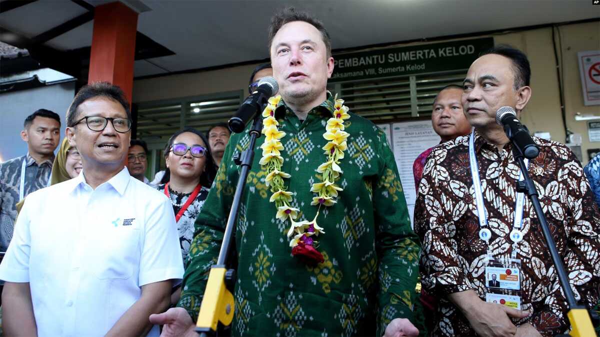 elon musk di denpasar Elon Musk, tengah, berbicara kepada media selama peluncuran layanan internet satelit Starlink di Denpasar, Bali, 19 Mei 2024 lalu. Pemerintah merayu Musk agar meluncurkan lebih banyak satelit dari wilayah Indonesia. (foto: AP)