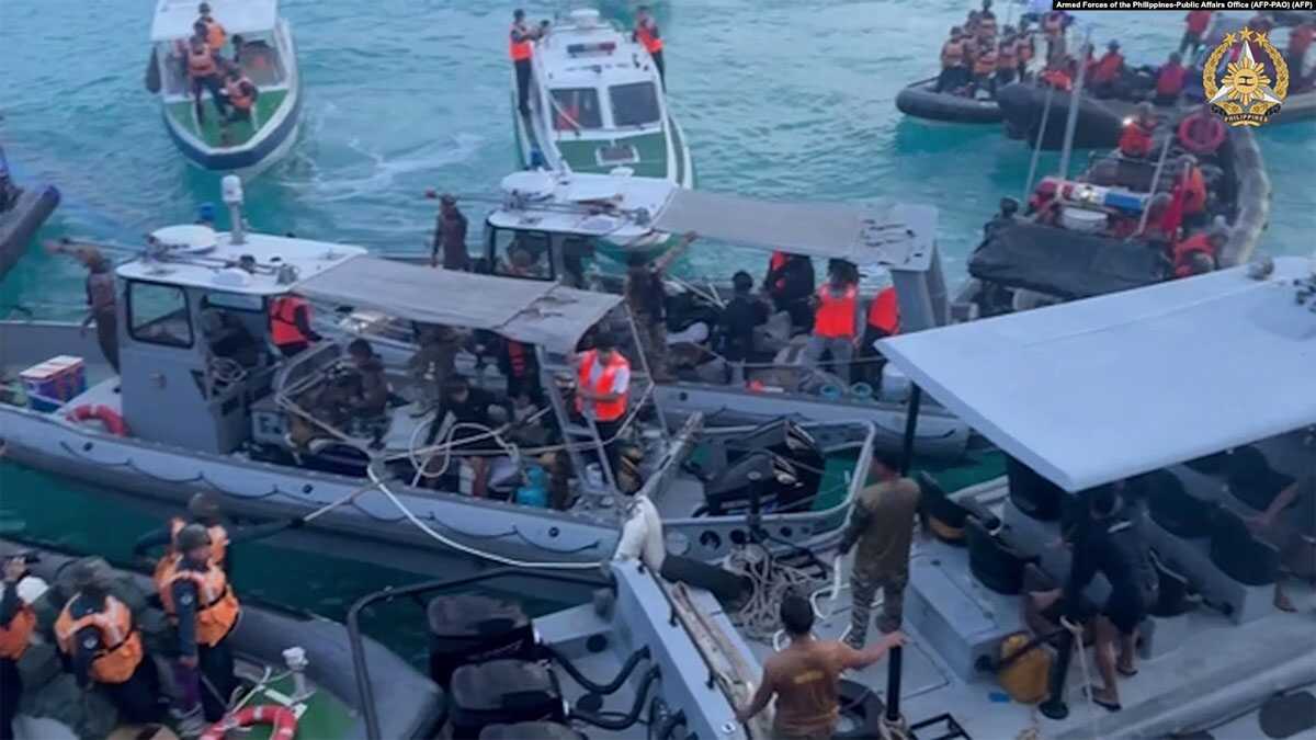 garda pantai tiongkok Personel Garda Pantai Tiongkok (kiri, kanan) menghalangi kapal Angkatan Laut Filipina (tengah) selama konfrontasi di Second Thomas Shoal di Laut Tiongkok Selatan. (Foto: AFP)