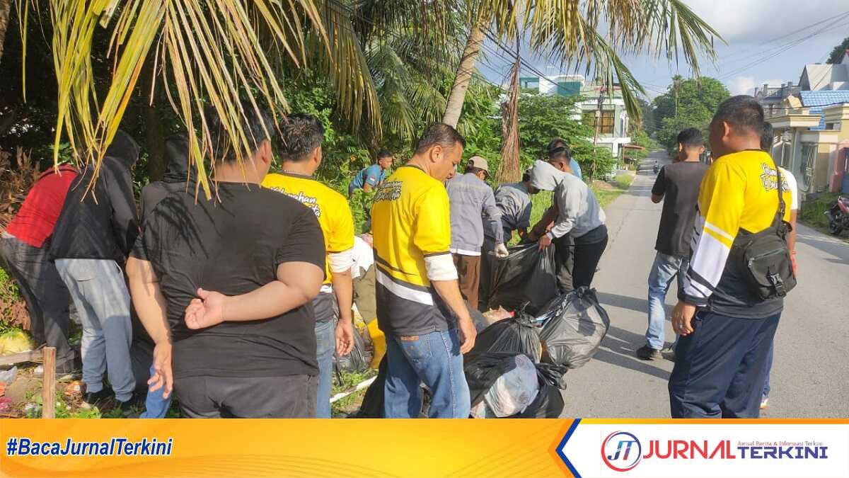 Lurah Tanjung Balai Kota beserta staf dan warga gotong royong membersihkan sampah yang dibuang sembarangan di wilayahnya, Jumat (21/6/2024). (jurnalterkini.id/yogi)