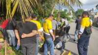 Lurah Tanjung Balai Kota beserta staf dan warga gotong royong membersihkan sampah yang dibuang sembarangan di wilayahnya, Jumat (21/6/2024). (jurnalterkini.id/yogi)