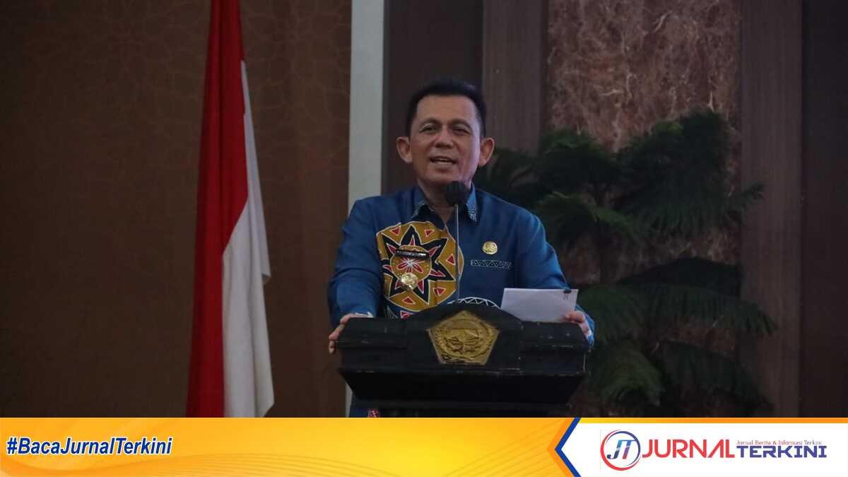 Gubernur Kepri Ansar Ahmad berbicara tentang wisata dalam acara penyerahan bantuan kepada korban bencana angin puting beliung di Gedung Nilam Sari, Kantor Bupati Karimun, Kamis (30/5/2024). (jurnalterkini.id/edy kencana)