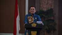 Gubernur Kepri Ansar Ahmad berbicara tentang wisata dalam acara penyerahan bantuan kepada korban bencana angin puting beliung di Gedung Nilam Sari, Kantor Bupati Karimun, Kamis (30/5/2024). (jurnalterkini.id/edy kencana)
