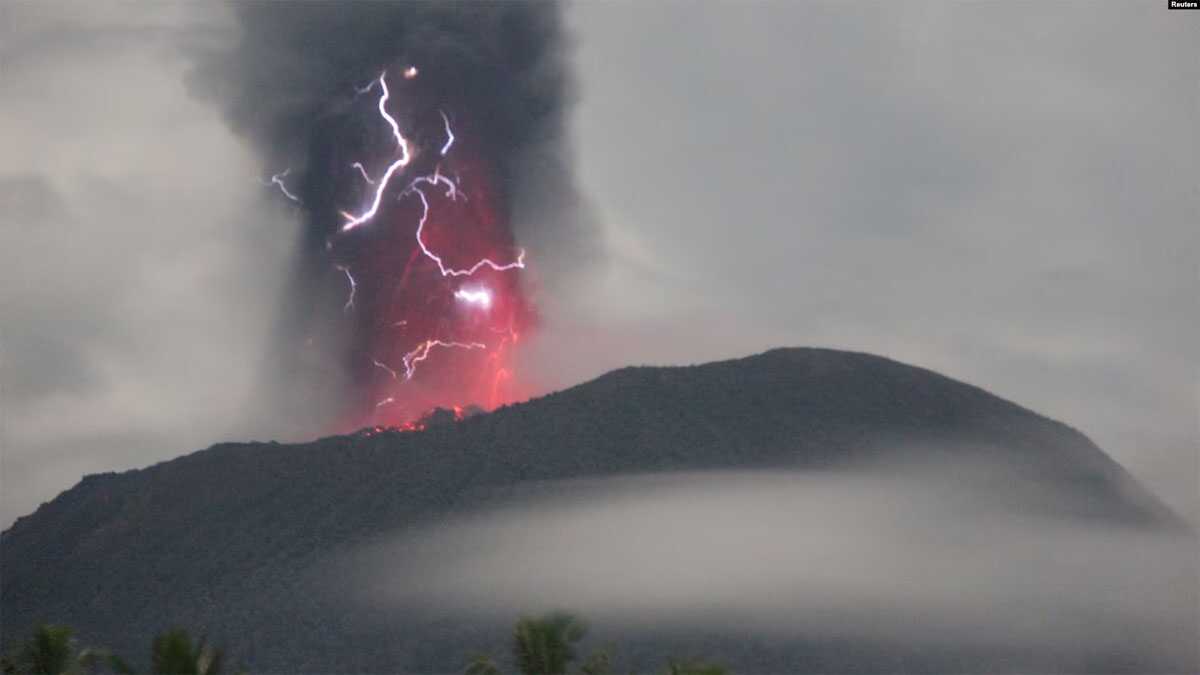 gunung ibu meletus lagi Petir muncul di tengah badai saat Gunung Ibu memuntahkan material vulkanik di Halmahera Barat, Maluku Utara, 18 Mei 2024. (Foto: PVMBG via REUTERS)